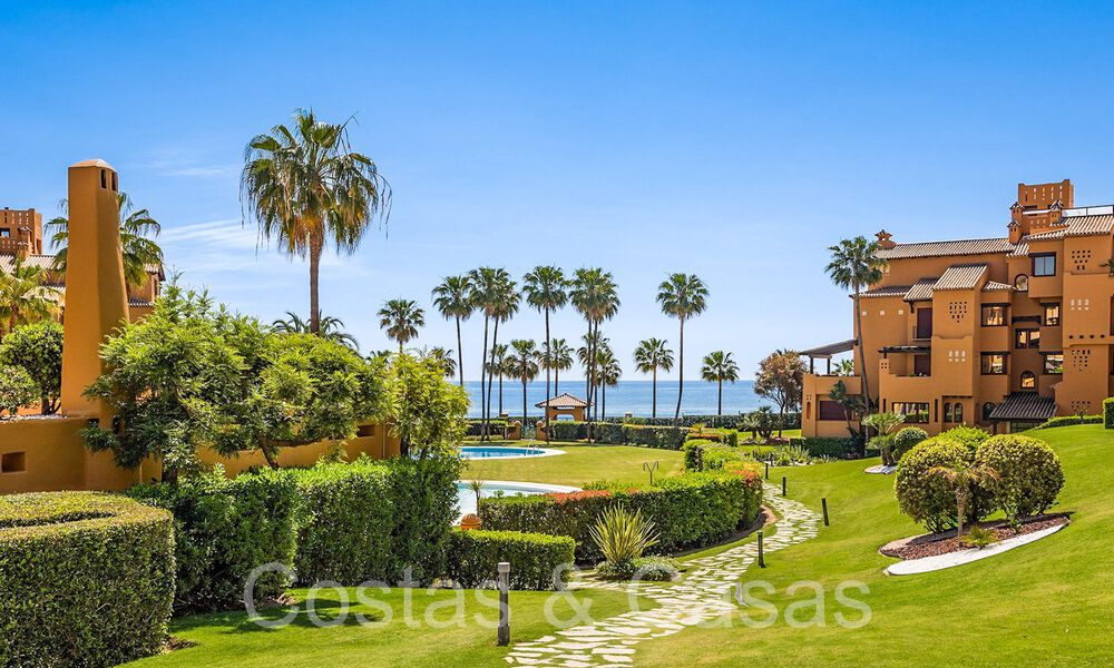 Lujoso apartamento reformado en venta en un complejo en primera línea de playa con vistas al mar en la Nueva Milla de Oro, Marbella - Estepona 67305