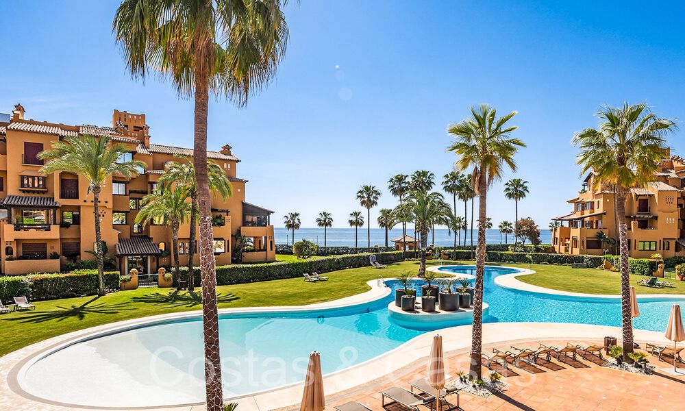 Lujoso apartamento reformado en venta en un complejo en primera línea de playa con vistas al mar en la Nueva Milla de Oro, Marbella - Estepona 67306