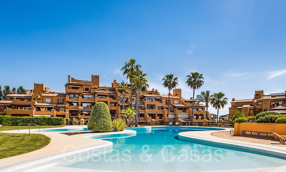 Lujoso apartamento reformado en venta en un complejo en primera línea de playa con vistas al mar en la Nueva Milla de Oro, Marbella - Estepona 67307