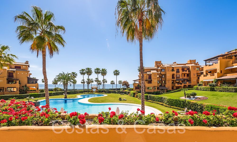 Lujoso apartamento reformado en venta en un complejo en primera línea de playa con vistas al mar en la Nueva Milla de Oro, Marbella - Estepona 67308