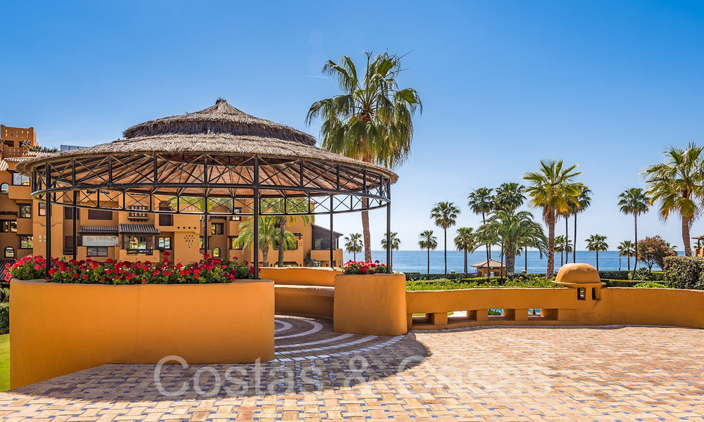 Lujoso apartamento reformado en venta en un complejo en primera línea de playa con vistas al mar en la Nueva Milla de Oro, Marbella - Estepona 67309