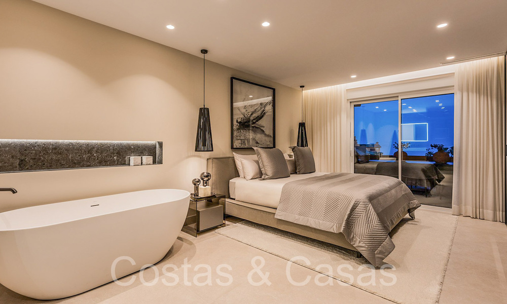 Lujoso apartamento reformado en venta en un complejo en primera línea de playa con vistas al mar en la Nueva Milla de Oro, Marbella - Estepona 67315