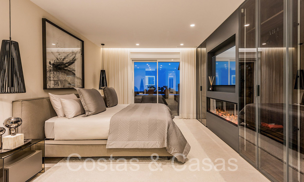 Lujoso apartamento reformado en venta en un complejo en primera línea de playa con vistas al mar en la Nueva Milla de Oro, Marbella - Estepona 67316