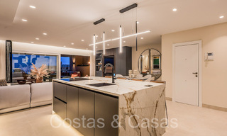 Lujoso apartamento reformado en venta en un complejo en primera línea de playa con vistas al mar en la Nueva Milla de Oro, Marbella - Estepona 67317 