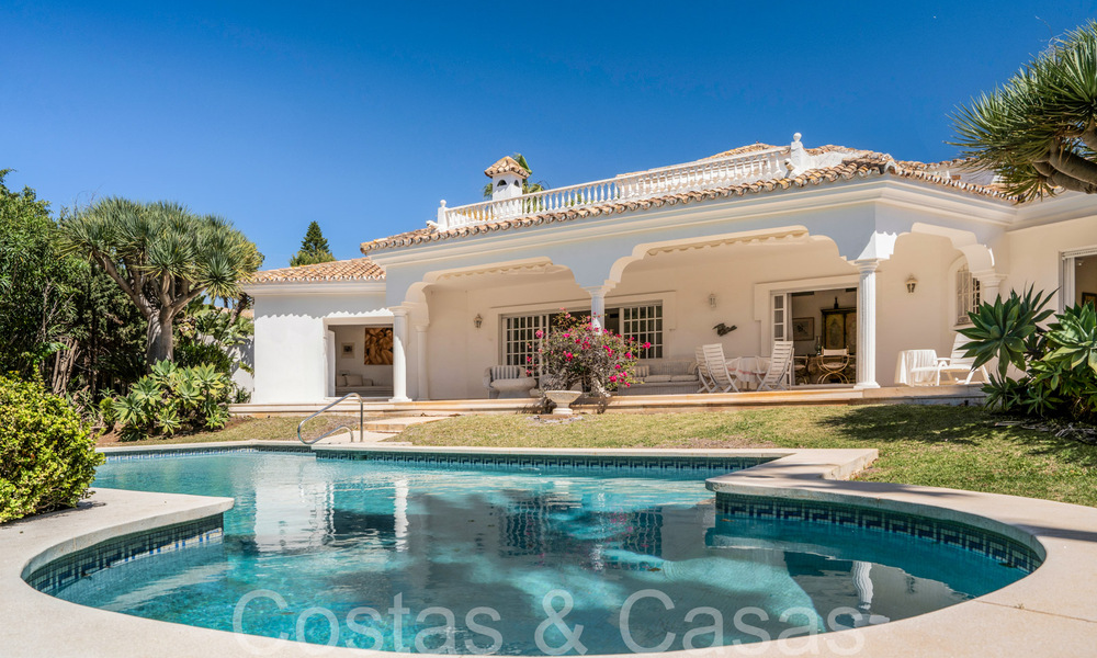 Villa de lujo con encanto andaluz en venta en una urbanización privilegiada cerca de los campos de golf en Marbella - Benahavis 67606