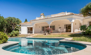 Villa de lujo con encanto andaluz en venta en una urbanización privilegiada cerca de los campos de golf en Marbella - Benahavis 67606 