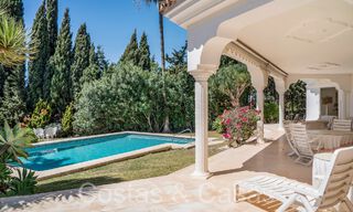 Villa de lujo con encanto andaluz en venta en una urbanización privilegiada cerca de los campos de golf en Marbella - Benahavis 67607 