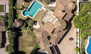 Villa de lujo con encanto andaluz en venta en una urbanización privilegiada cerca de los campos de golf en Marbella - Benahavis 67610 