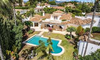 Villa de lujo con encanto andaluz en venta en una urbanización privilegiada cerca de los campos de golf en Marbella - Benahavis 67611 