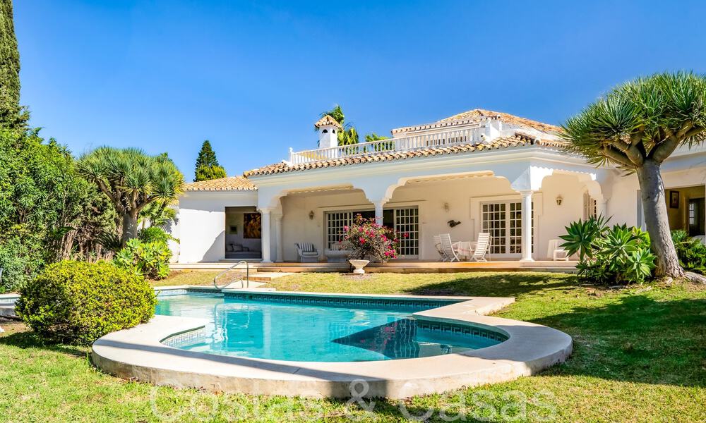 Villa de lujo con encanto andaluz en venta en una urbanización privilegiada cerca de los campos de golf en Marbella - Benahavis 67612