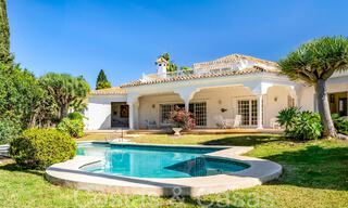 Villa de lujo con encanto andaluz en venta en una urbanización privilegiada cerca de los campos de golf en Marbella - Benahavis 67612 