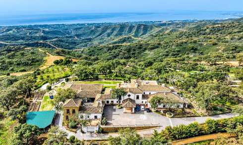 Gran finca andaluza en venta en una parcela elevada de 5 hectáreas en las colinas del este de Marbella 67540