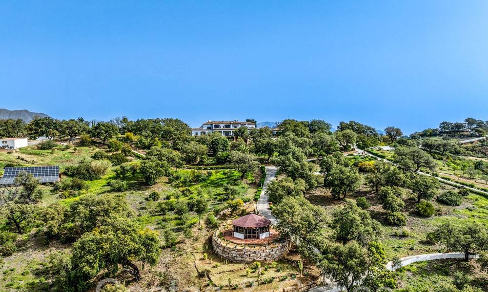 Gran finca andaluza en venta en una parcela elevada de 5 hectáreas en las colinas del este de Marbella 67568