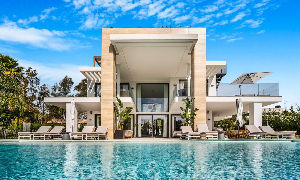 Villa modernista de lujo en venta en una exclusiva zona residencial cerrada en la Milla de Oro de Marbella 67623