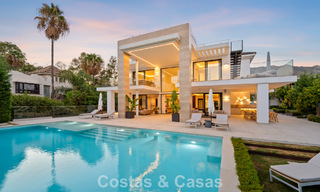 Villa modernista de lujo en venta en una exclusiva zona residencial cerrada en la Milla de Oro de Marbella 787675 