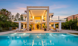 Villa modernista de lujo en venta en una exclusiva zona residencial cerrada en la Milla de Oro de Marbella 787676 