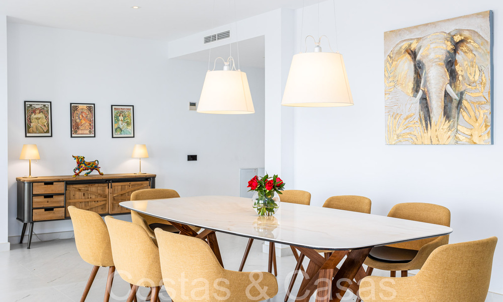 Listo para entrar a vivir, espacioso ático con vistas panorámicas al mar en venta en las colinas de Estepona, cerca del centro 67510