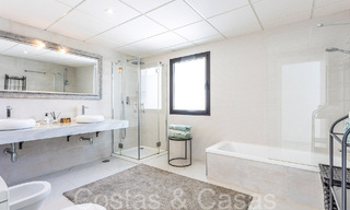 Listo para entrar a vivir, espacioso ático con vistas panorámicas al mar en venta en las colinas de Estepona, cerca del centro 67515 