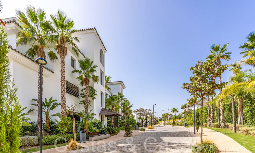 Listo para entrar a vivir, espacioso ático con vistas panorámicas al mar en venta en las colinas de Estepona, cerca del centro 67520