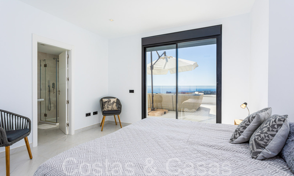 Listo para entrar a vivir, espacioso ático con vistas panorámicas al mar en venta en las colinas de Estepona, cerca del centro 67525