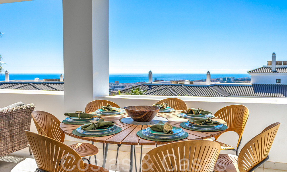 Listo para entrar a vivir, espacioso ático con vistas panorámicas al mar en venta en las colinas de Estepona, cerca del centro 67534