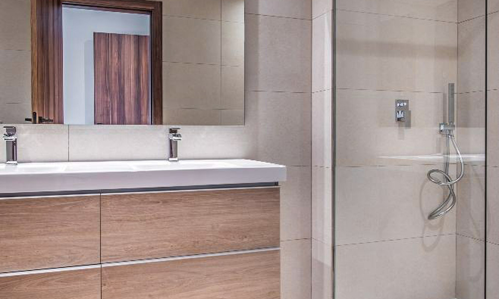 Apartamento de lujo, listo para entrar a vivir, en venta a lado de un lago idílico con vistas al mar en Nueva Andalucía, Marbella 67792