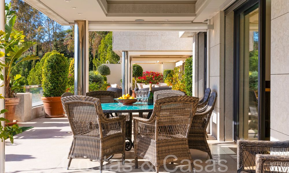 Lujoso apartamento en venta con vistas panorámicas al mar despejadas en Nueva Andalucía, Marbella 68082