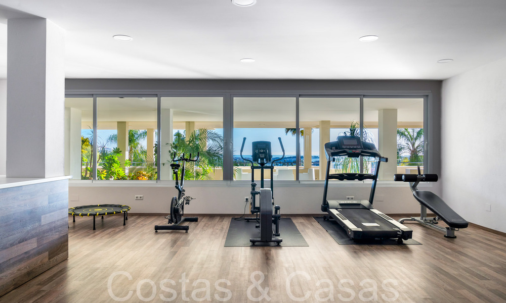 Lujoso apartamento en venta con vistas panorámicas al mar despejadas en Nueva Andalucía, Marbella 68084