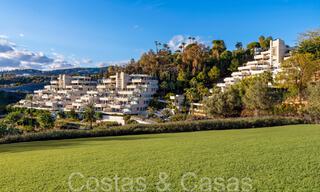 Lujoso apartamento en venta con vistas panorámicas al mar despejadas en Nueva Andalucía, Marbella 68085 