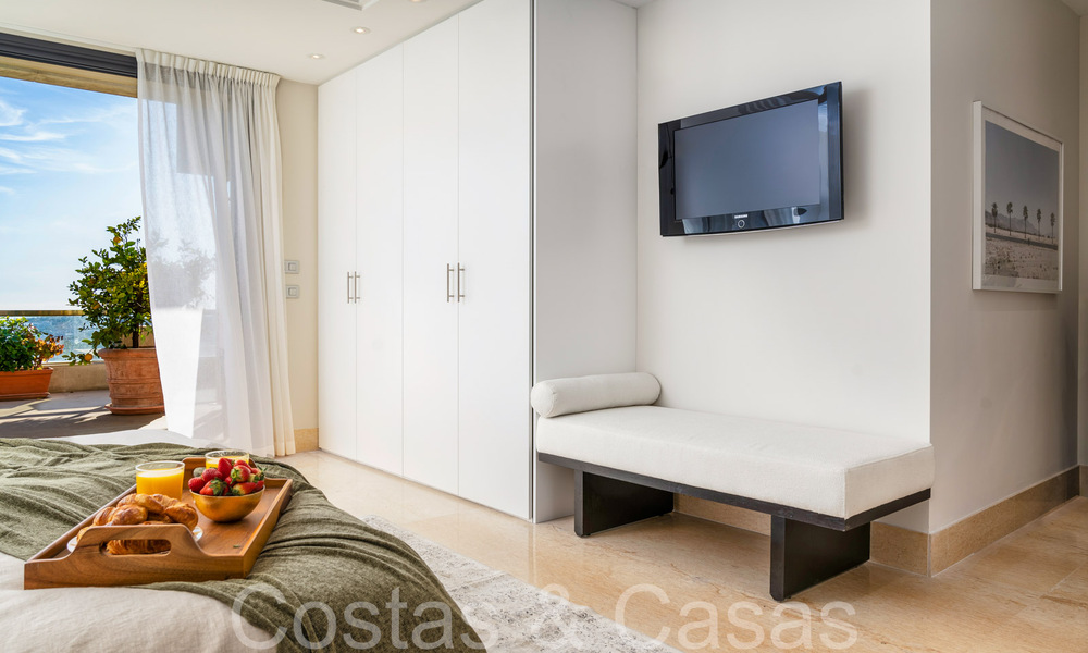 Lujoso apartamento en venta con vistas panorámicas al mar despejadas en Nueva Andalucía, Marbella 68093