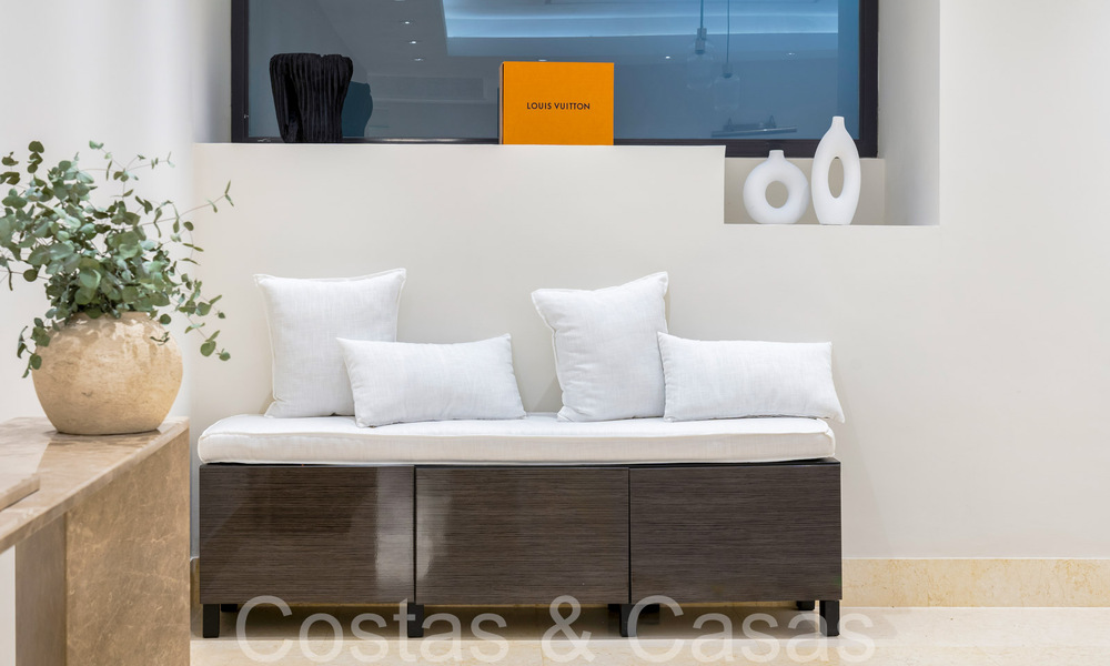 Lujoso apartamento en venta con vistas panorámicas al mar despejadas en Nueva Andalucía, Marbella 68094