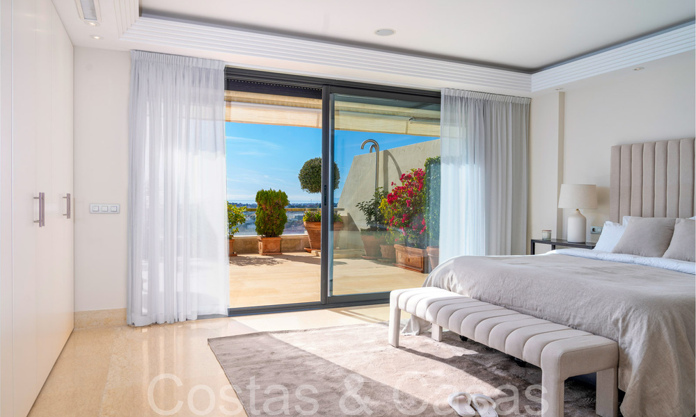 Lujoso apartamento en venta con vistas panorámicas al mar despejadas en Nueva Andalucía, Marbella 68099
