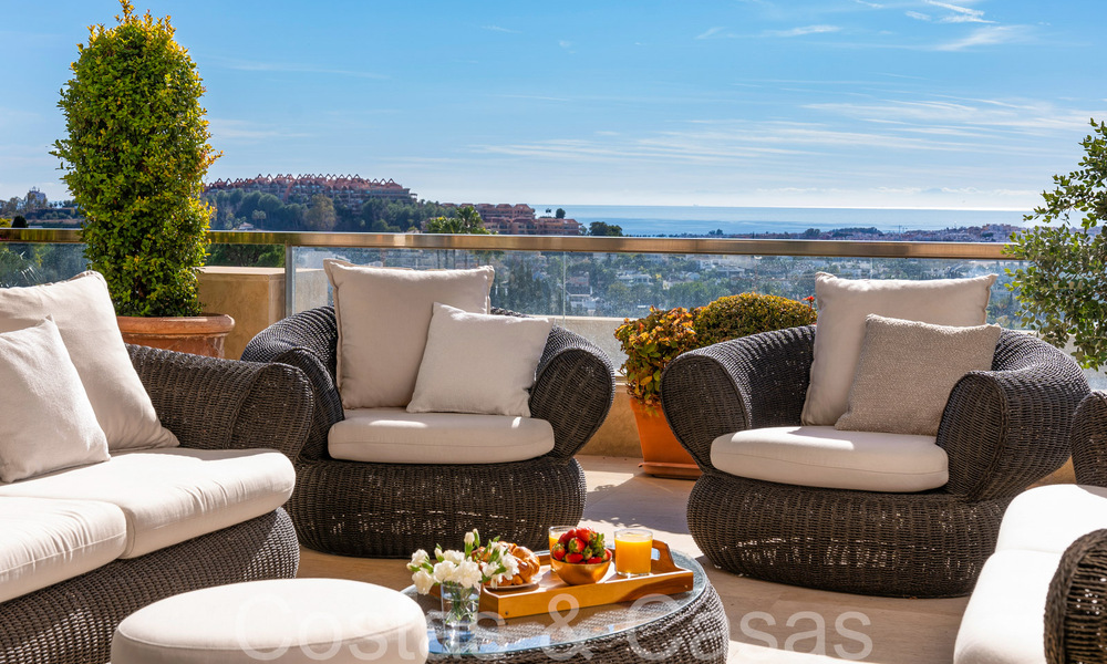 Lujoso apartamento en venta con vistas panorámicas al mar despejadas en Nueva Andalucía, Marbella 68103