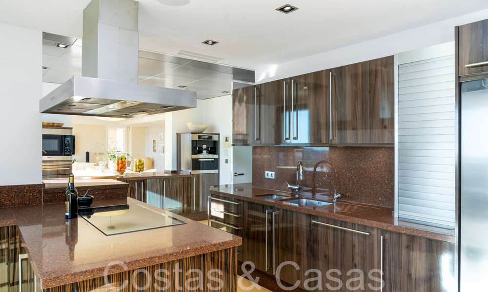 Lujoso apartamento en venta con vistas panorámicas al mar despejadas en Nueva Andalucía, Marbella 68108