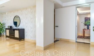 Lujoso apartamento en venta con vistas panorámicas al mar despejadas en Nueva Andalucía, Marbella 68113 