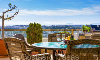 Lujoso apartamento en venta con vistas panorámicas al mar despejadas en Nueva Andalucía, Marbella 68117 