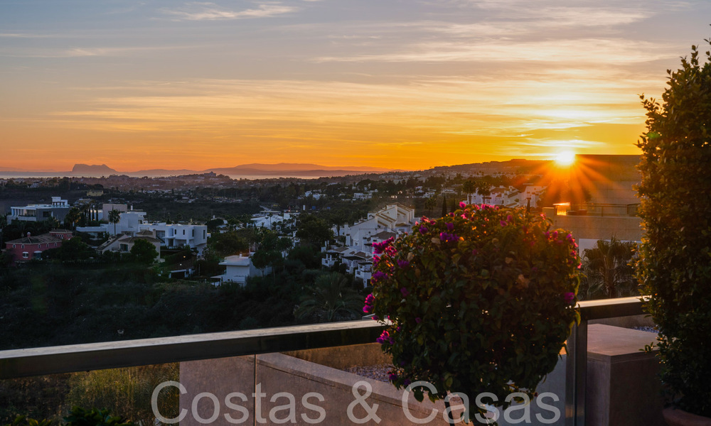 Lujoso apartamento en venta con vistas panorámicas al mar despejadas en Nueva Andalucía, Marbella 68120