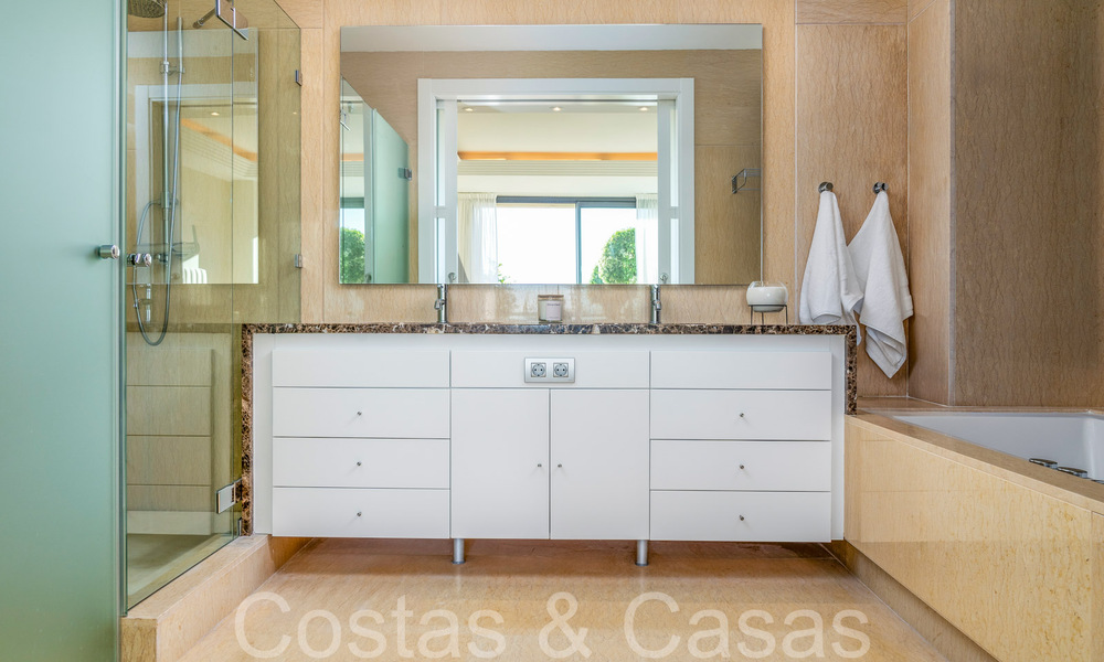 Lujoso apartamento en venta con vistas panorámicas al mar despejadas en Nueva Andalucía, Marbella 68121