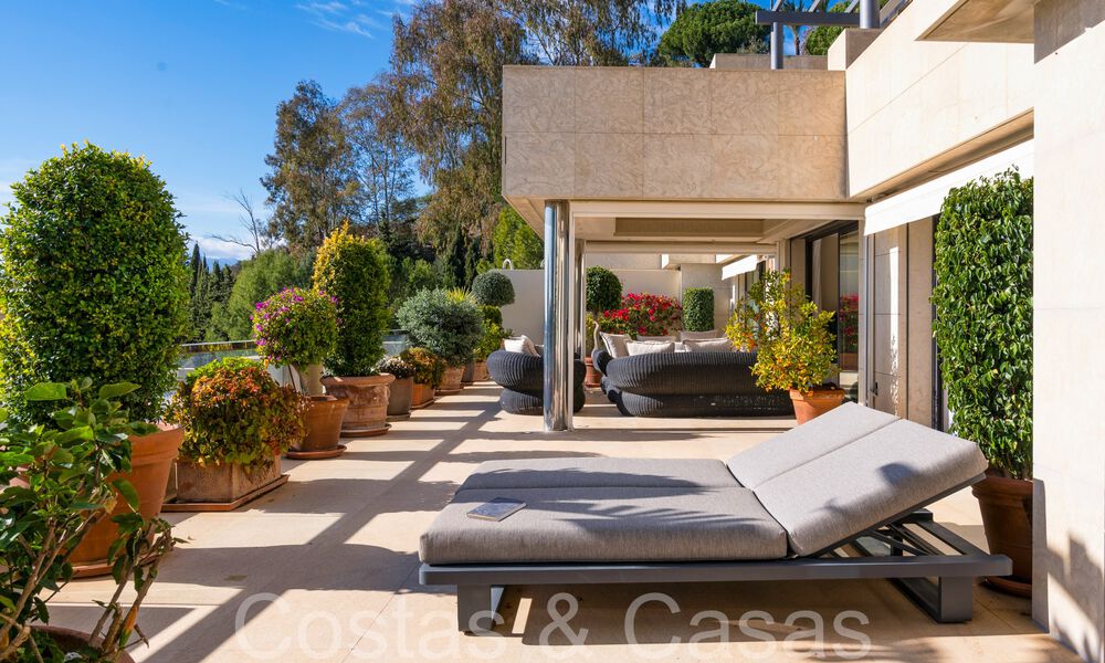 Lujoso apartamento en venta con vistas panorámicas al mar despejadas en Nueva Andalucía, Marbella 68124
