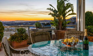 Lujoso apartamento en venta con vistas panorámicas al mar despejadas en Nueva Andalucía, Marbella 68126 