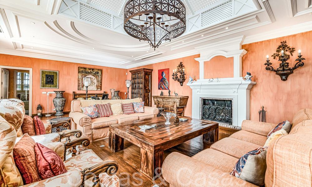 Villa de lujo con vistas al mar en venta, justo en la playa en la prestigiosa Milla de Oro de Marbella 68334