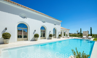 Villa de lujo lista para entrar a vivir con diseño mediterráneo contemporáneo en venta en una prestigiosa zona de golf en Nueva Andalucía, Marbella 68409 