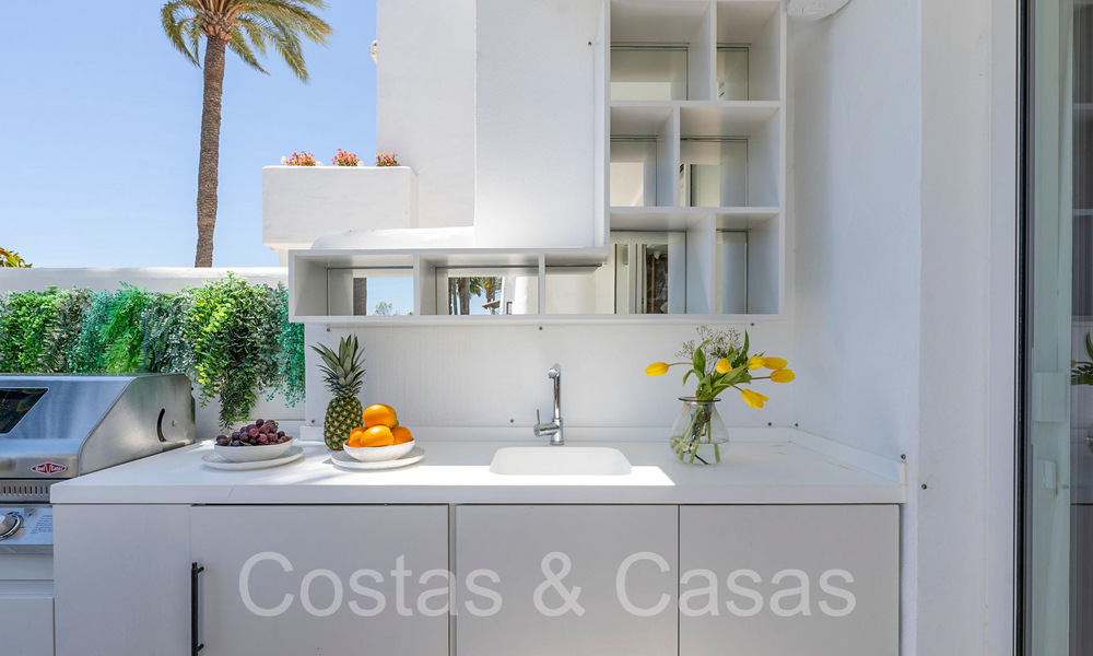 Apartamento boutique frente al mar en venta en Puente Romano, en la Milla de Oro de Marbella 68077