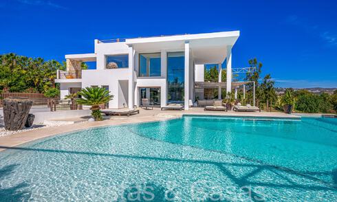 Lista para entrar a vivir, villa de diseño de alta gama en venta, primera línea de golf con vistas al mar en Benahavis - Marbella 68419