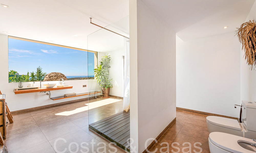 Lista para entrar a vivir, villa de diseño de alta gama en venta, primera línea de golf con vistas al mar en Benahavis - Marbella 68441
