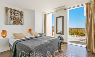 Lista para entrar a vivir, villa de diseño de alta gama en venta, primera línea de golf con vistas al mar en Benahavis - Marbella 68443 