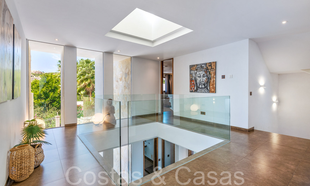 Lista para entrar a vivir, villa de diseño de alta gama en venta, primera línea de golf con vistas al mar en Benahavis - Marbella 68444