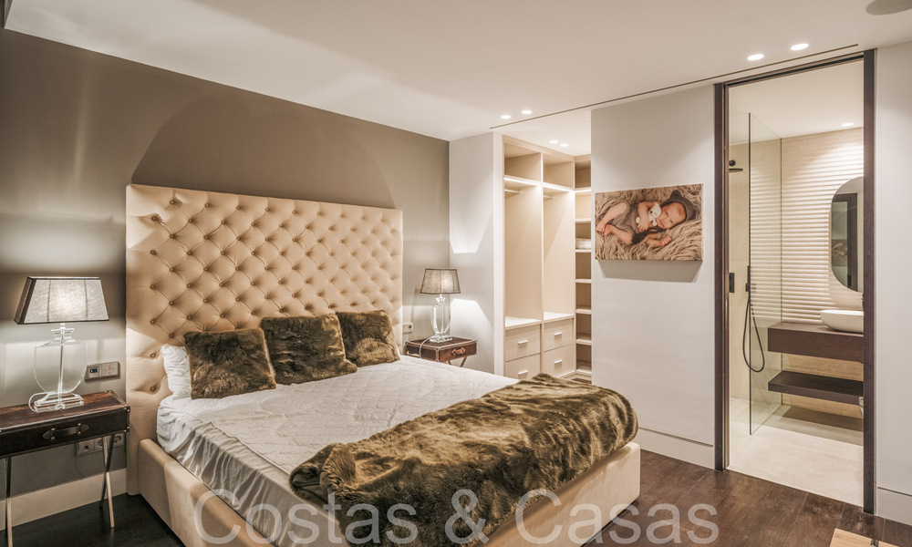 Amplia villa de lujo modernista en venta con vistas al campo de golf en Benahavis - Marbella 68128