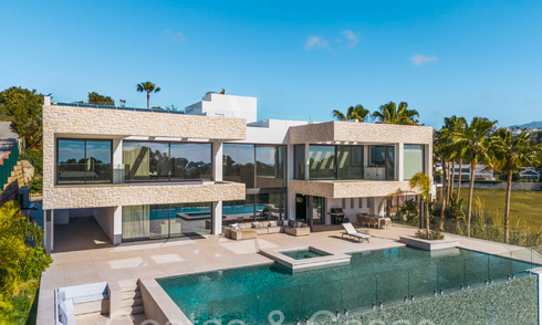 Amplia villa de lujo modernista en venta con vistas al campo de golf en Benahavis - Marbella 68129