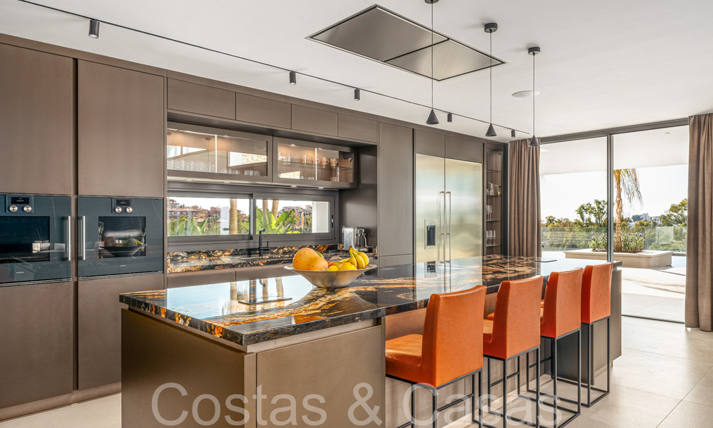 Amplia villa de lujo modernista en venta con vistas al campo de golf en Benahavis - Marbella 68130